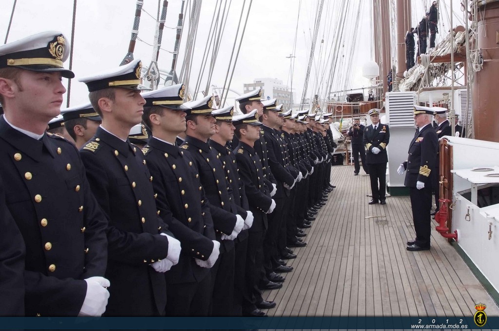 El almirante general Manuel Rebollo ha dirigido unas palabras a los 69 guardiamarinas, que realizarán parte de su cuarto año de carrera a bordo